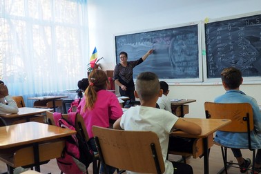 Floarea Carapanait le predă elevilor