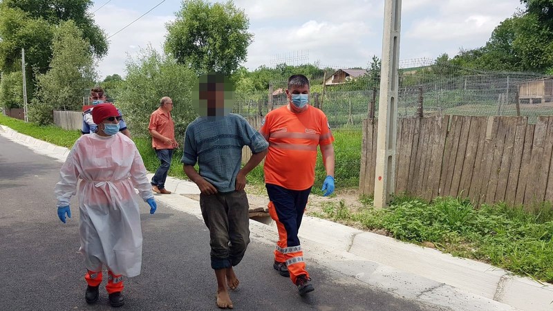 Tânărul a fost dezlegat de polițiști și dus apoi la ambulanță