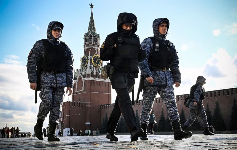 O femeie americană care plimba un vițel prin Piața Roșie din Moscova a fost arestată