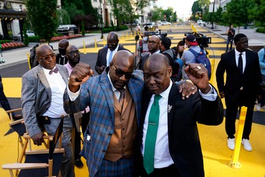 Philonise Floyd, stânga, fratele lui George Floyd, și avocatul familiei, Ben Crump, dreapta FOTO: EPA-EFE/WILL OLIVER