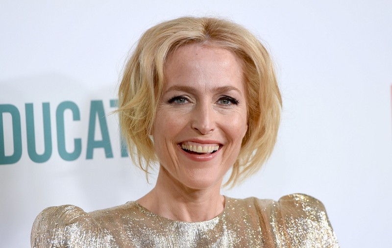 Gillian Anderson anunță că nu va mai purta sutien. „Nu-mi pasă dacă sânii îmi ajung până la buric”