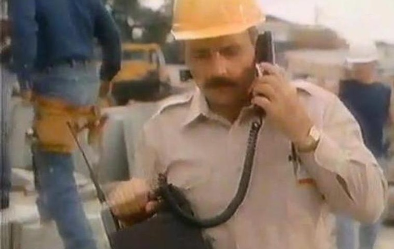 Cel mai VECHI TELEFON MOBIL ARĂTA AȘA! DACĂ VEZI PREȚUL, TE CRUCEȘTI! iPHONE-ul e mai IEFTIN! VIDEO