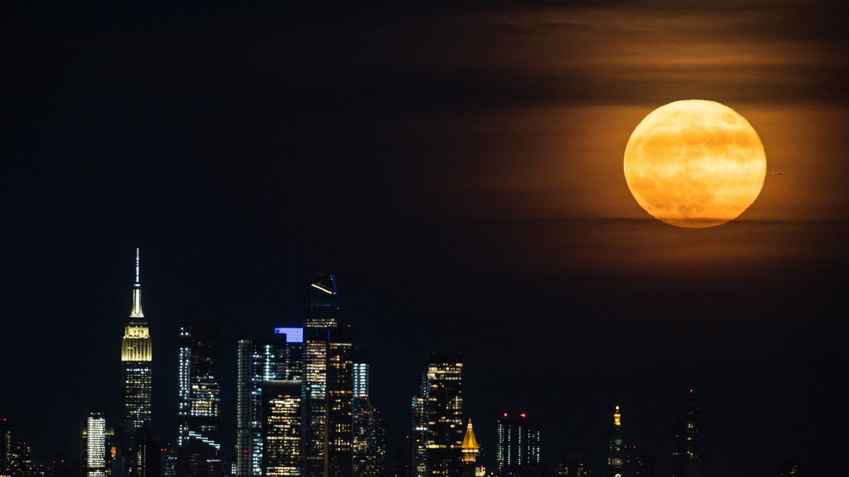 Poză cu Luna Căpșună deasupra Manhattanului, pe 14 iunie 2022