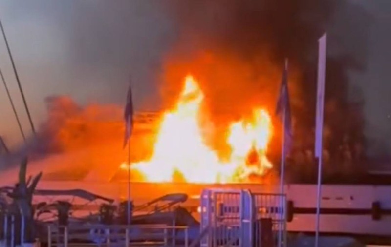 Momentul în care un iaht de lux care se putea închiria cu 80.000 de euro pe săptămână arde în Saint Tropez