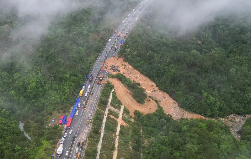 Cel puțin 48 de persoane au murit în China după ce o porțiune de autostradă s-a prăbușit în sudul țării