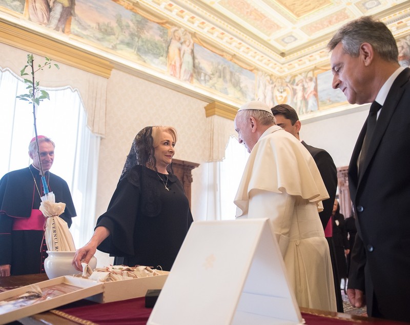 Premierul Viorica Dăncilă, în vizită la Vatican; Suveranul Pontif ar putea veni în România (VIDEO FĂRĂ SUNET)