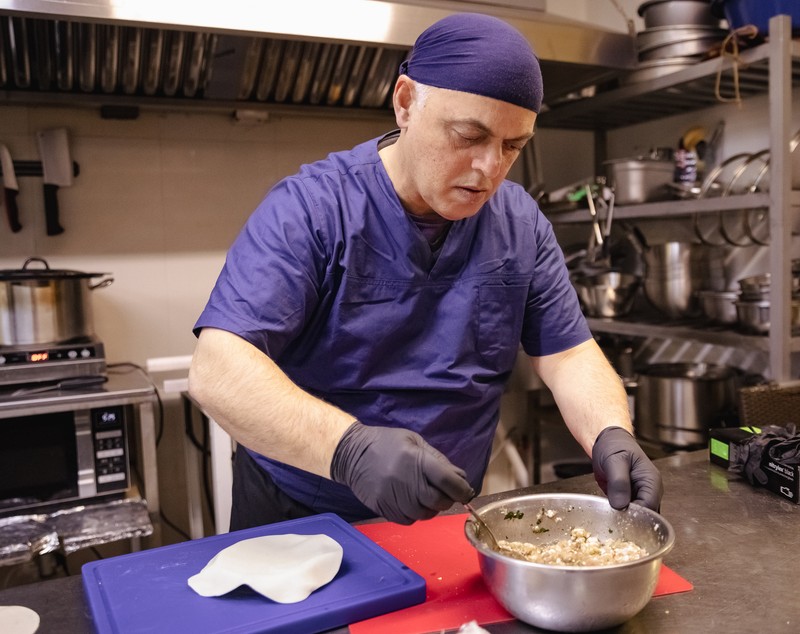 „Românii au încă probleme cu ospitalitatea. La bucătărie și servicii mai aveți de lucru”. Interviu cu un venerabil șef de restaurante venit la București să deschidă un local. La el a mâncat și Putin