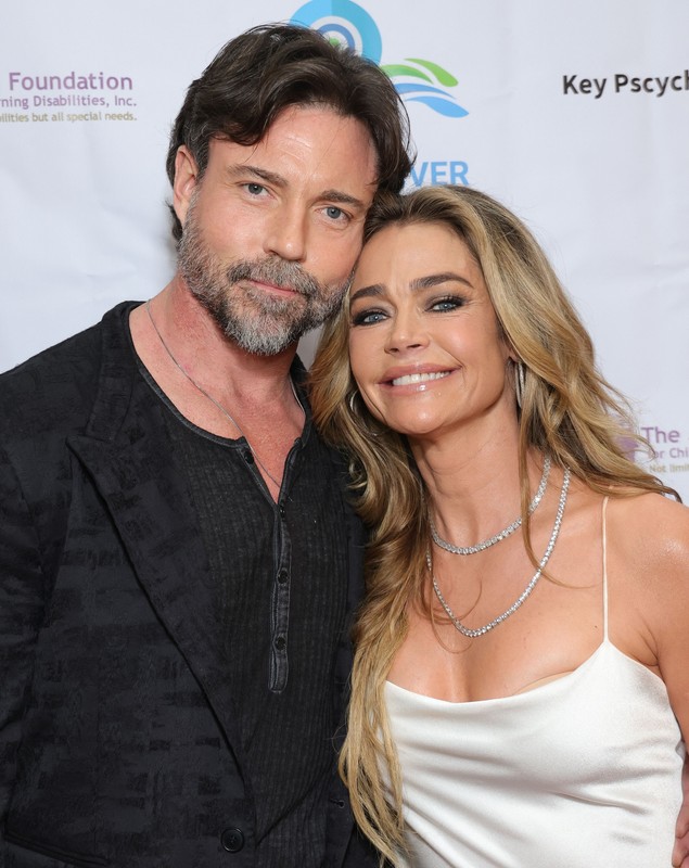 Divorț surpriză la Hollywood! Soțul lui Denise Richards, Aaron Phypers, a depus actele după 6 ani de căsnicie