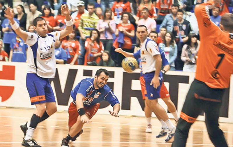 Lui Marius Novanc, căpitanul naţionalei de handbal, i se spune «ADONIS»! FOTO
