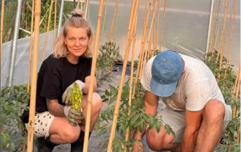 Decizia luată de Dana Nălbaru după ce s-a mutat la țară: „Privită din livadă, viața la oraș e doar haos”. Imagini cu Dragoș Bucur în solarul cu răsaduri