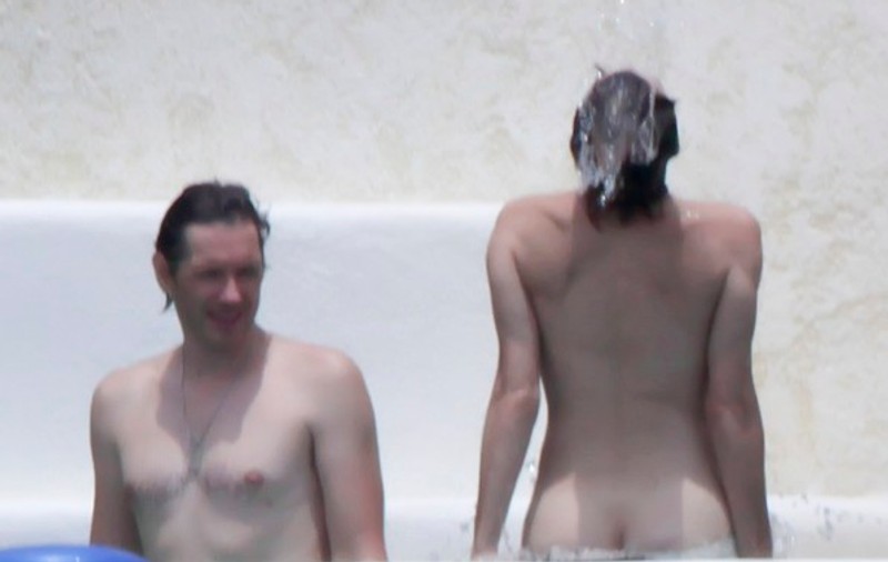 Foto | Oau! Cât de bine arată Milla Jovovich goală la piscină!