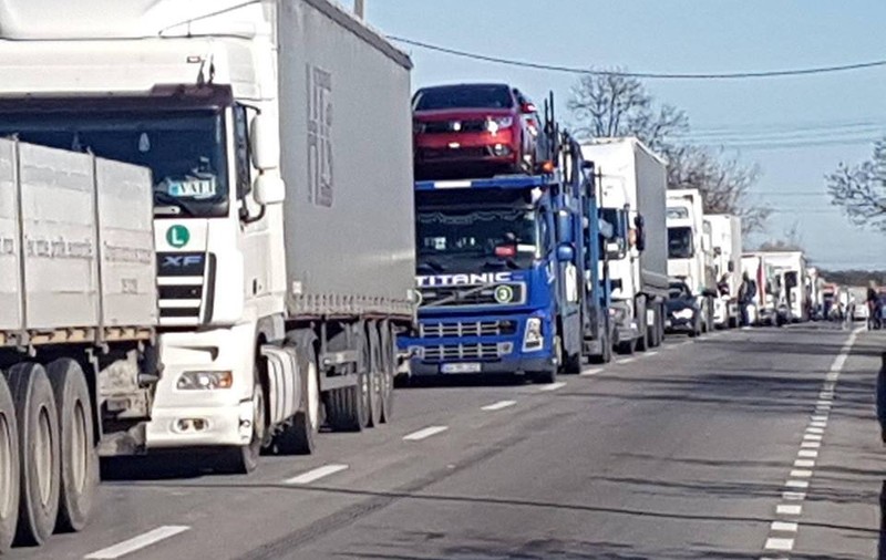 Vama Giurgiu, blocată de asfaltarea unei intersecții din oraș! Cozile de TIR-uri se întind pe trei kilometri, iar mașinile așteaptă chiar și o oră jumate
