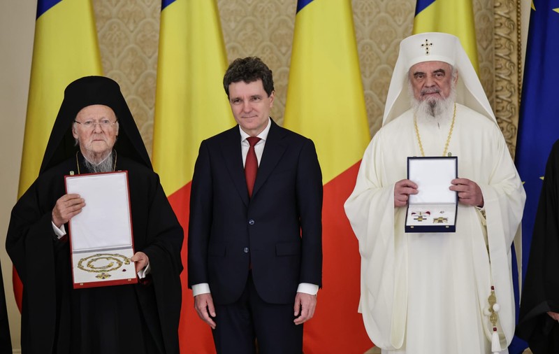 Bartolomeu I, decorat de Nicușor Dan după sfințirea Catedralei Neamului: „România trăieşte un moment istoric”
