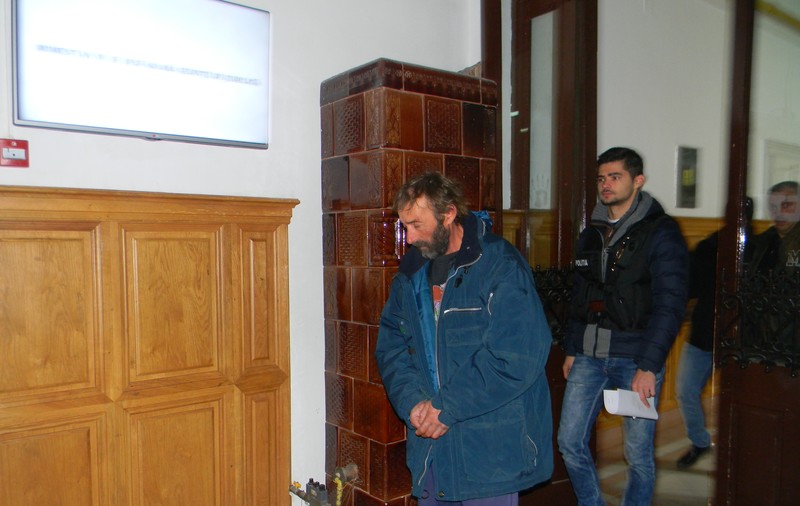 Un bărbat și-a ucis tatăl cu toporul. Beat fiind, a ascuns cadavrul în beci