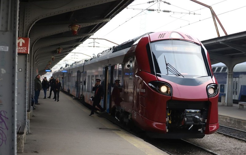 Primul tren nou cumpărat de România în ultimii 20 de ani s-a stricat a doua zi după inaugurare