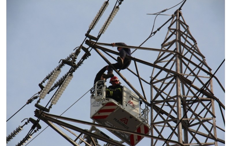 Un bărbat care amenința că se sinucide a lăsat jumătate din Iași fără curent și a paralizat circulația din oraș