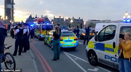 Podul Westminster, plin de oameni.