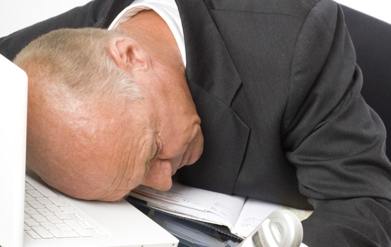 Tot mai mulţi bărbaţi chelesc din cauza crizei economice