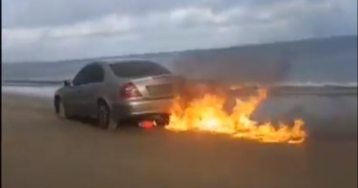 Momentul șocant în care un român din Irlanda și-a dat foc la mașină, live pe Facebook