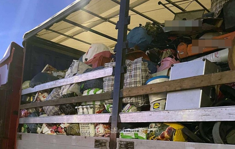 TIR cu 15 tone de haine second hand degradate aduse din Germania, oprit la intrarea în țară