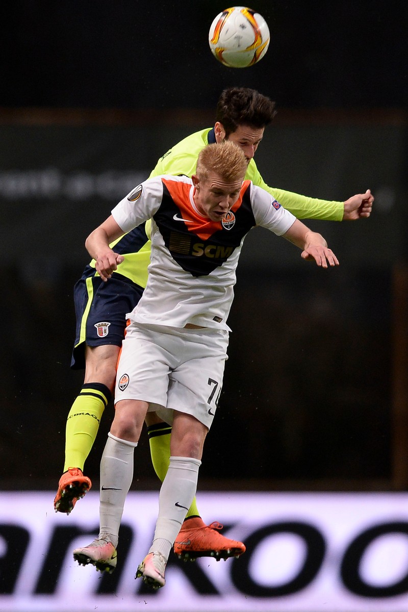 epa05248617 SC Braga player Ricardo Ferreira (R) fights for the ball with Kovalenko of Shakhtar Donetsk during the UEFA Europa League quarter-finals soccer match held at Braga´s Municipal Stadium, Braga, Portugal 07 April 2016. EPA/HUGO DELGADO