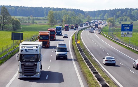 Șofer român de TIR doar în lenjerie intimă la volan și pe contrasens, lăsat și fără permis și fără cheile de la camion, în Austria