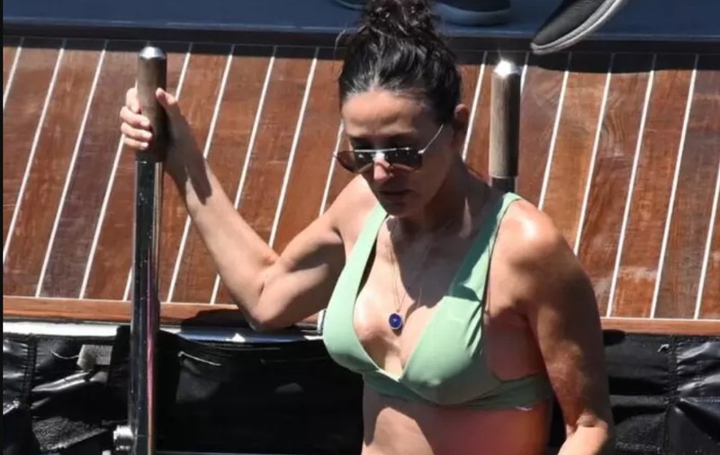 Demi Moore, parada costumelor de baie la 60 de ani, pe iaht, în Grecia