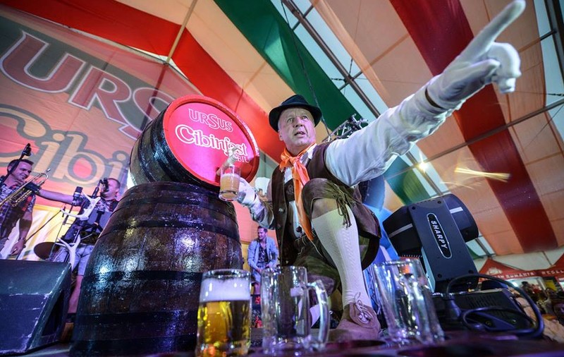 S-a dat cep la CibinFest 2016! 1.000 de butoaie de bere, concerte și mâncăruri alese sunt pregătite pentru participanți FOTO&VIDEO