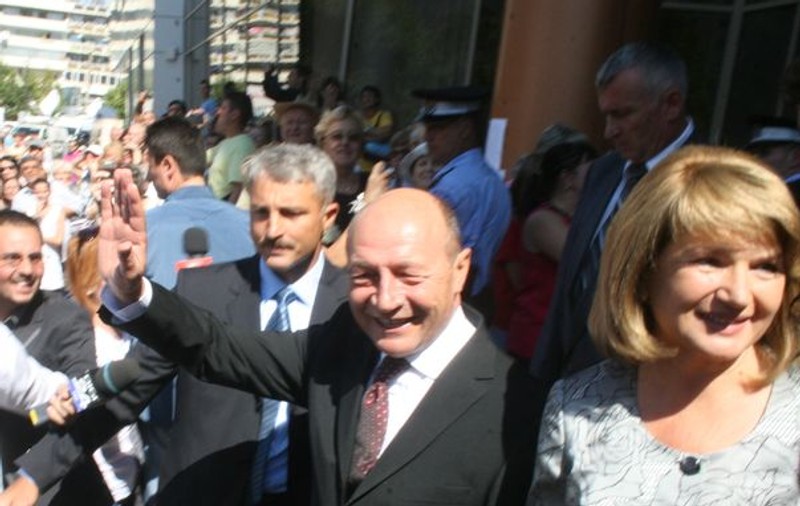 INCREDIBIL! VEZI ce a spus Băsescu la vederea protestatarilor din faţa primăriei!