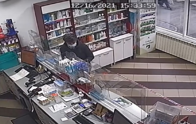 VIDEO | Femeia care a furat o borsetă cu 12.000 de euro dintr-o farmacie, în Sibiu, a aruncat jumătate din sumă, înainte să fie prinsă