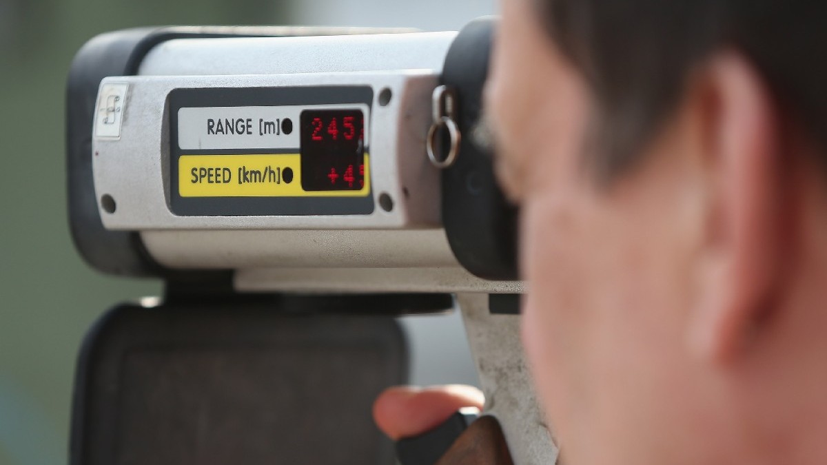 Politist care se uita prin radar pentru masini