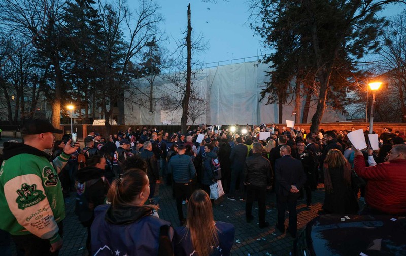 Protest AUR în fața imobilului din Aviatorilor renovat în secret pentru 7 milioane de euro: „După mandat, un palat”