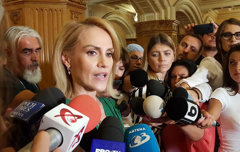 Gabriela Firea se ceartă cu Dacian Cioloș, pe Facebook, pentru proiectul privind interzicerea în Capitală a mașinilor care poluează: „Elev Cioloș, stai jos, nota 4!”