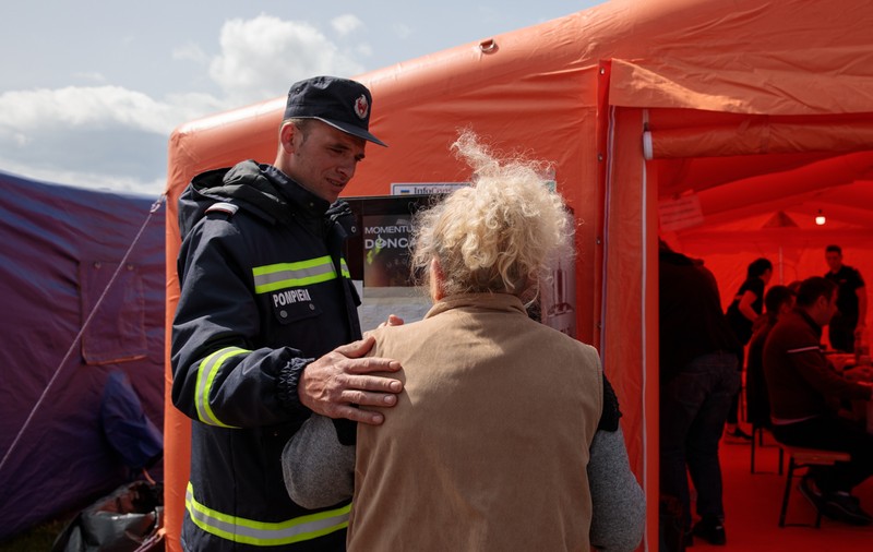 Cum să ajuți psihologic sute de refugiați care se simt vinovați că au reușit să scape și trăiesc, în timp ce ceilalți, nu. Exemplul românesc
