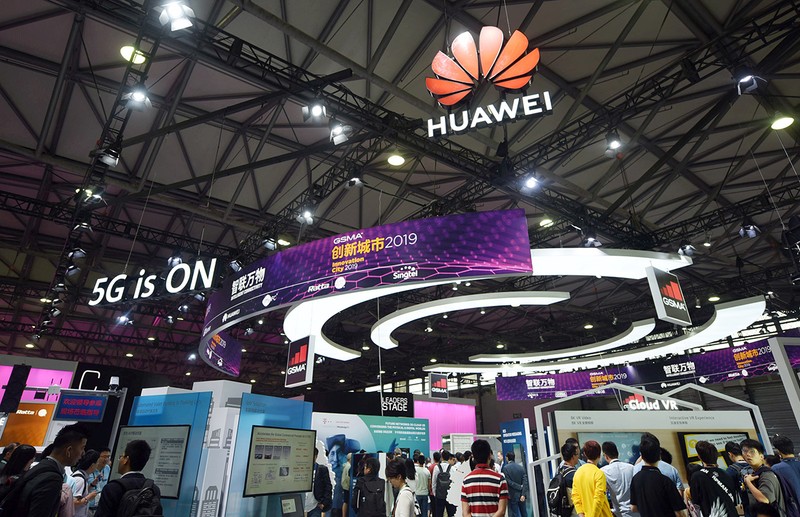 epa07676262 Visitors look at a Huawei booth featuring 5G technology at the 2019 Mobile World Congress (MWC) in Shainghai, China, 27 June 2019. The Mobile World Congress in Shanghai is one of China's largest forum for the mobile industry and runs from 26 to 28 June. EPA-EFE/LONG WEI CHINA OUT