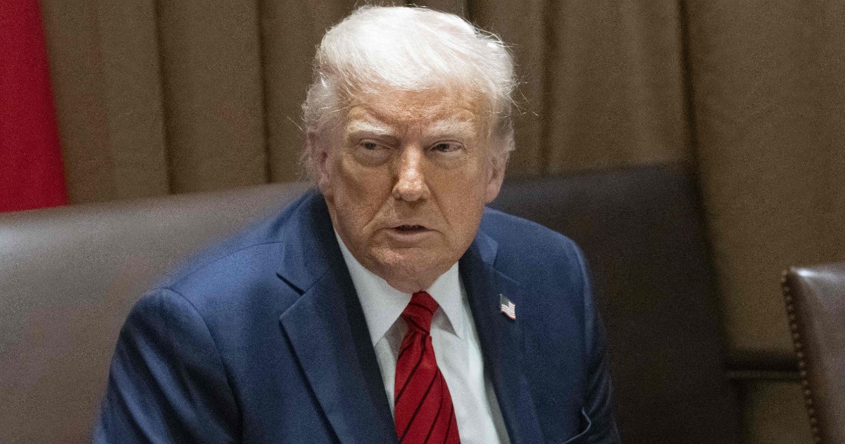 În imagine este ilustrat Donald Trump, îmbrăcat în costum albastru închis, cămașă albă și cravată roșie