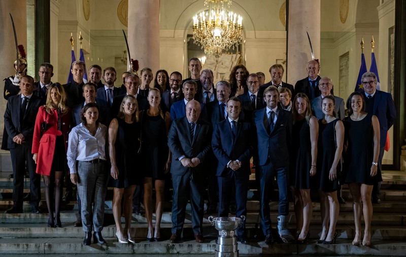 Cu trofeul Fed Cup la președinte. Echipa feminină de tenis a Franței, primită de Macron