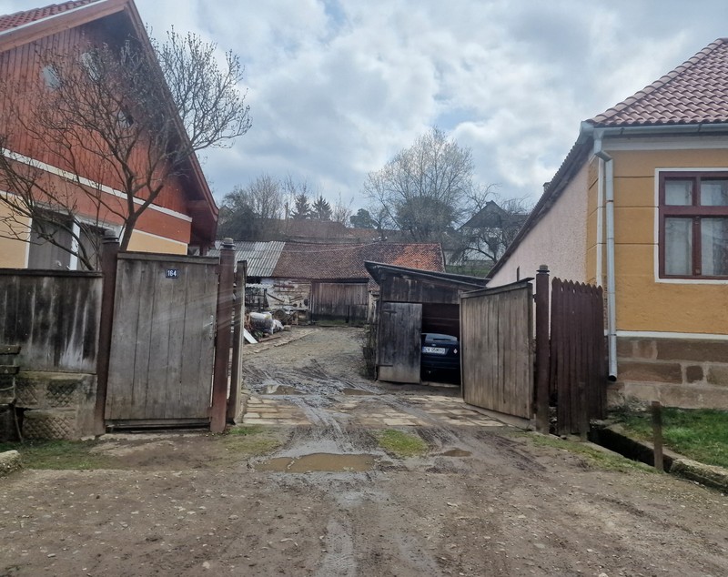 REPORTAJ. Liniștea de după furtună în satul din Covasna unde o fată a trăit 10 ani legată în lanțuri. „Sunt mulți care ar trebui întrebați. Au știut și n-au făcut nimic”