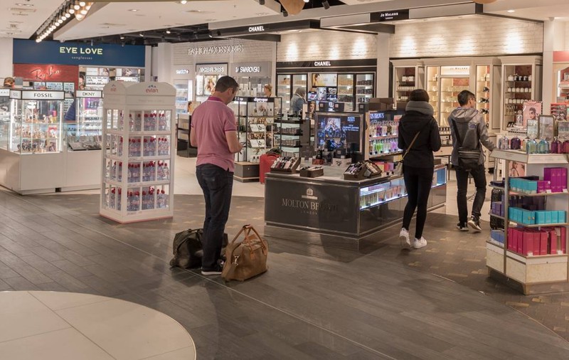 Un român care voia să zboare de la Londra la Bacău a trebuit să plătească de peste 3 ori prețul biletului după ce a vrut să-și ia ochelari de soare din duty-free