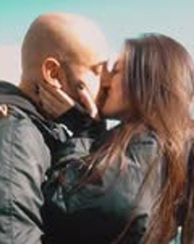 Imagini cu momentul în care Victor Dorobanțu, actorul român din „Wednesday”, și-a cerut iubita în căsătorie. Cum arată inelul de logodnă