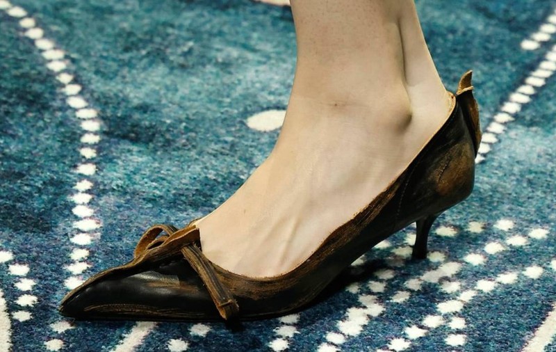Prada a lansat o pereche de pantofi de aproape 1.200 de euro care „seamănă leit” cu opincile: „Un român nu ar da atâția bani”