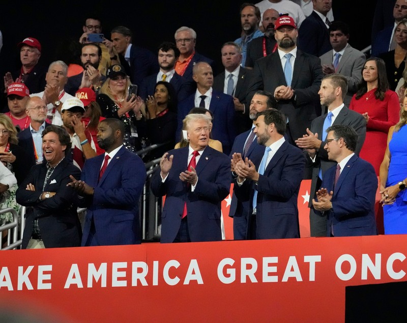 Donald Trump, cu un bandaj pe ureche, a fost primit în aplauze și scandări la convenţia republicană: „Luptă! Luptă! Luptă!”
