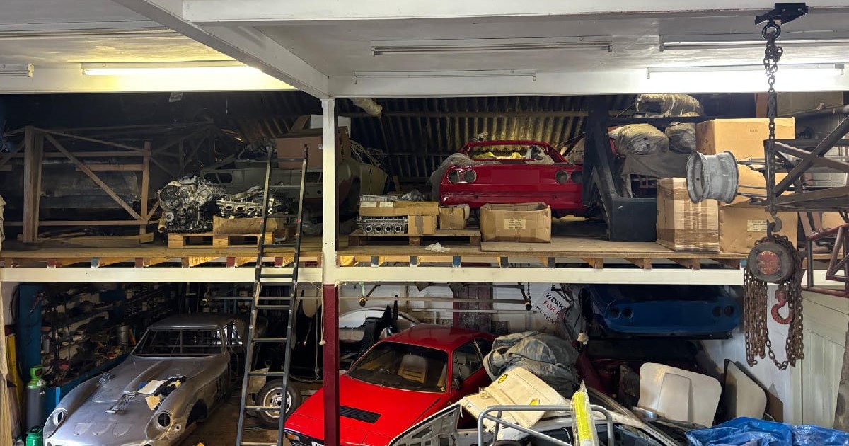 Cinci caroserii de mașini, inclusiv un model rar Ferrari Dino 246 GT din 1972 cu volan pe dreapta, au fost descoperite într-un depozit din estul Angliei