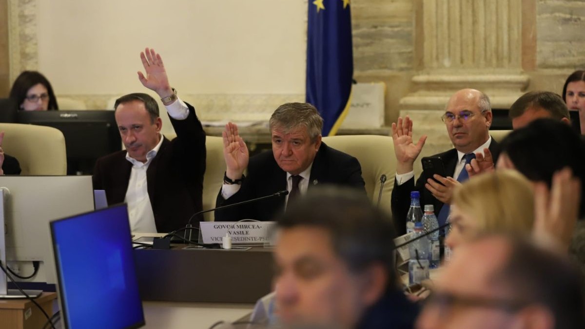 Adrian Câciu, alături de alți membii ai comisiei reunite pentru buget-finanțe, ținând mâna ridicată, 19 martie 2026