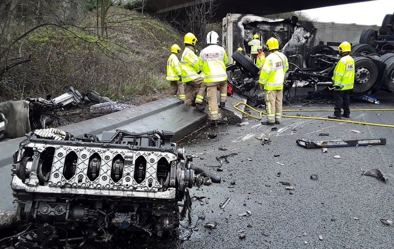 Camion rupt în două și cuprins de flăcări, cabina a fost aruncată de pe șasiu și motorul împrăștiat pe carosabil, pe o autostradă din Anglia