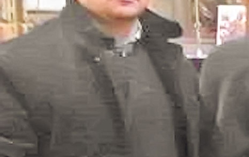 Semeni cu el? Ar putea fi fratele tău! Un preot îşi caută ruda geamănă