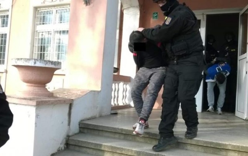 Un bărbat a fost bătut cu toporul și călcat de un TIR. Tânărul din județul Bacău a murit și a lăsat în urmă trei copii minori