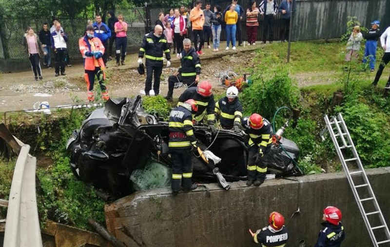 Două persoane au murit în Bacău, după ce mașina în care se aflau s-a răsturnat într-o râpă