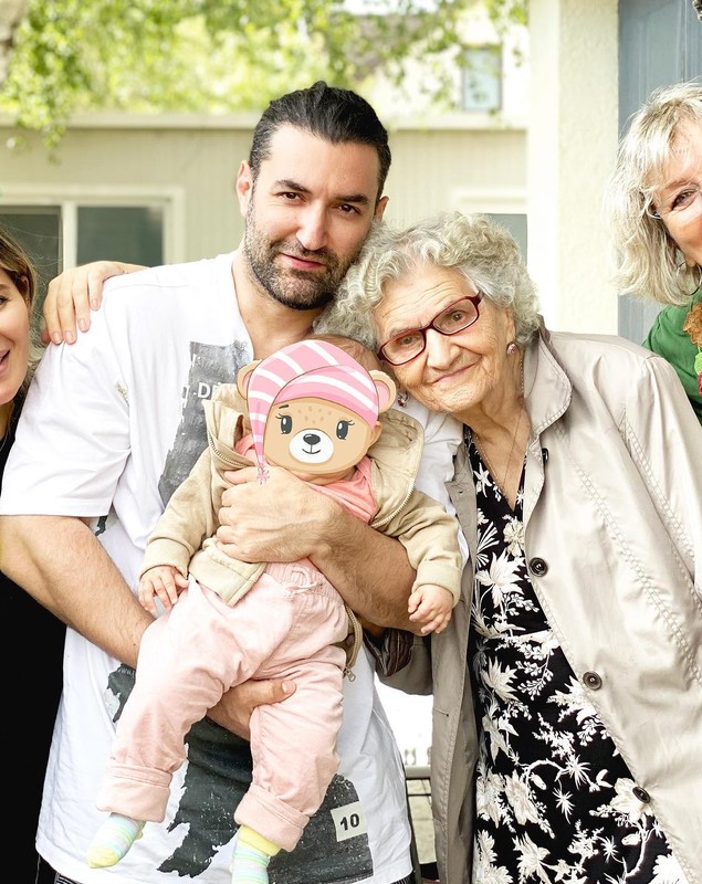 Imagine rară cu Smiley alături de mama lui și de bunica: „Să ne bucurăm de fericire”. Din poză nu lipsesc Gina Pistol și fiica Josephine