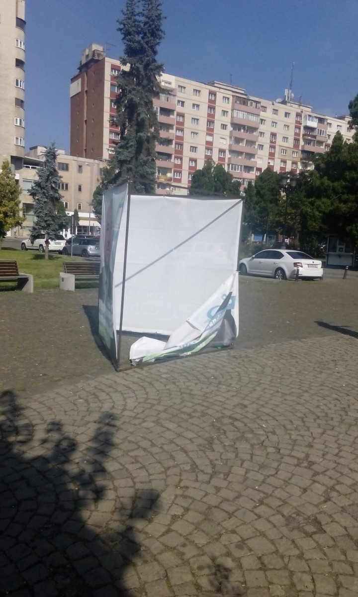 Un afiș al candidatului PMP a fost smuls complet